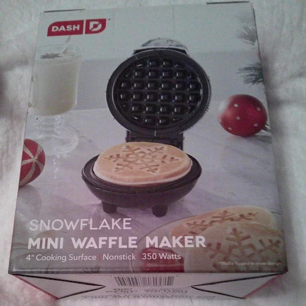 Dash Mini Snowflake Waffle Maker 4